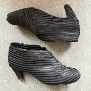 United Nude black